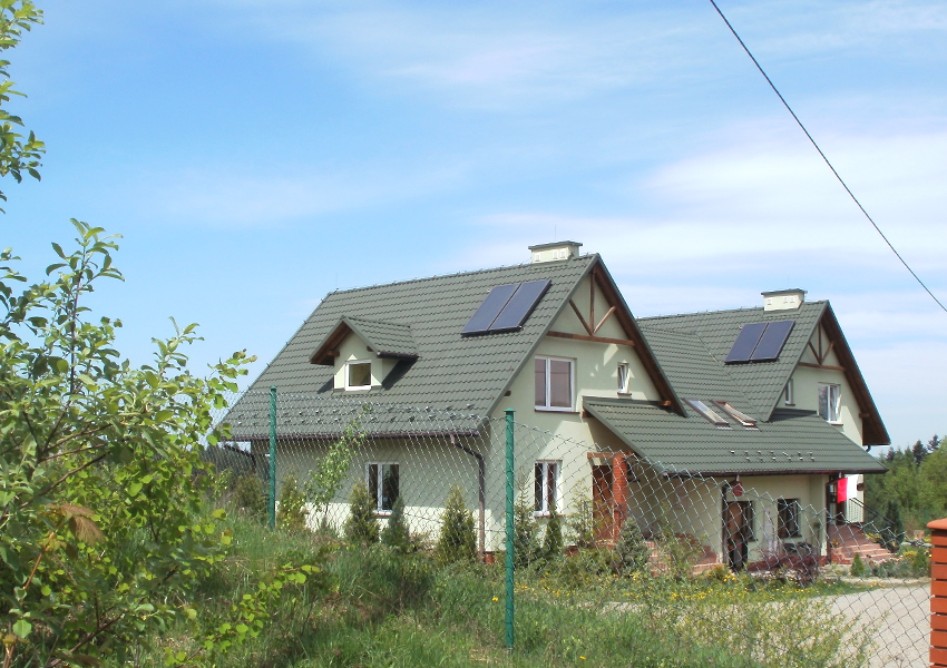 Domy jednorodzinne z kolektorami słonecznymi