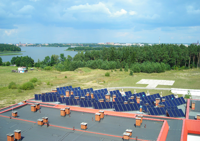 Instalacja solarna nad jeziorem