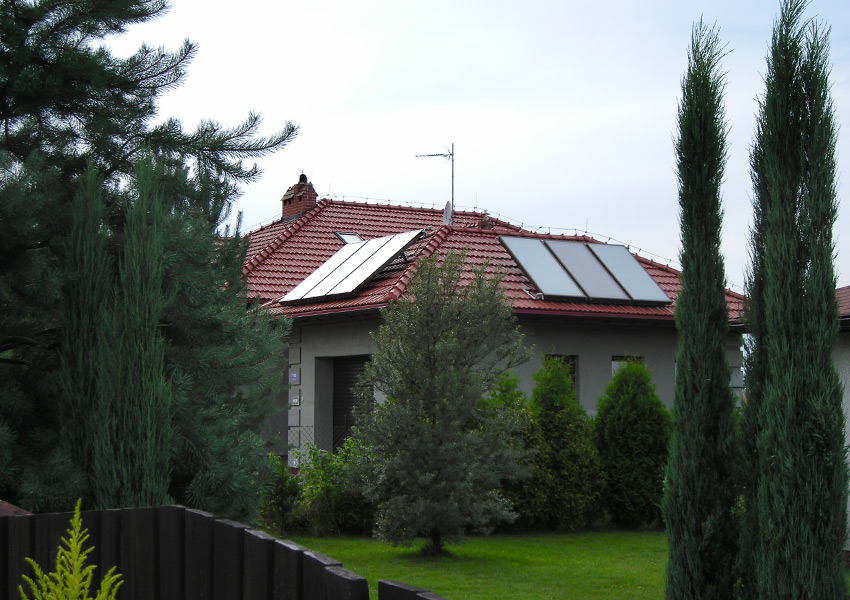 Kolektory na dwóch połaciach dachu