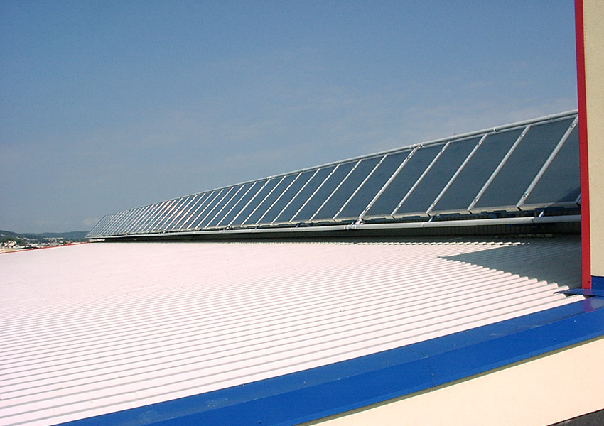 Kolektory słoneczne na dachu hali sportowej
