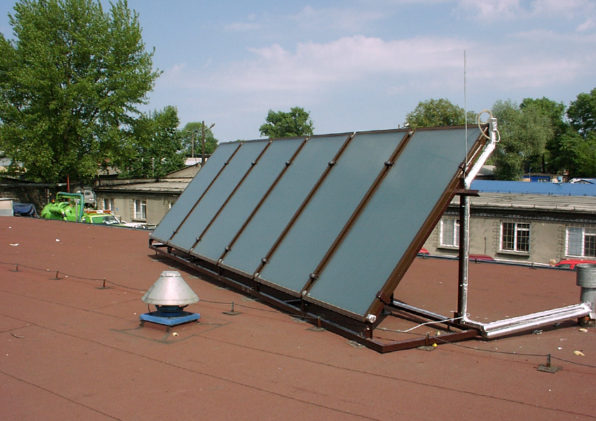 Kolektory słoneczne na dachu krytym papa
