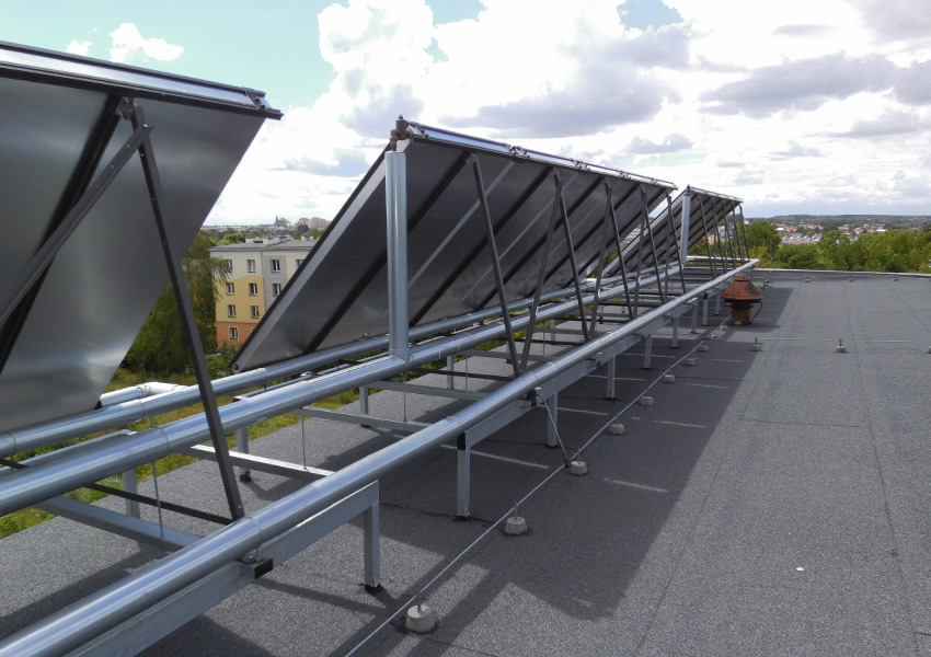 Kolektory słoneczne na dachu płaskim szkolą średnia