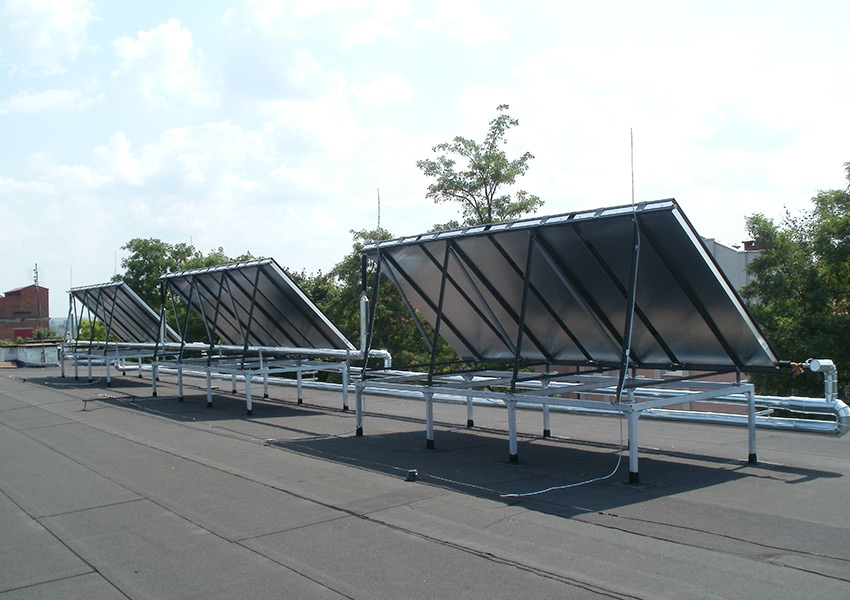 Kolektory słoneczne na dachu płaskim szkoły