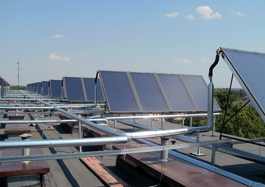 Płaskie kolektory słoneczne na budynku szkoły