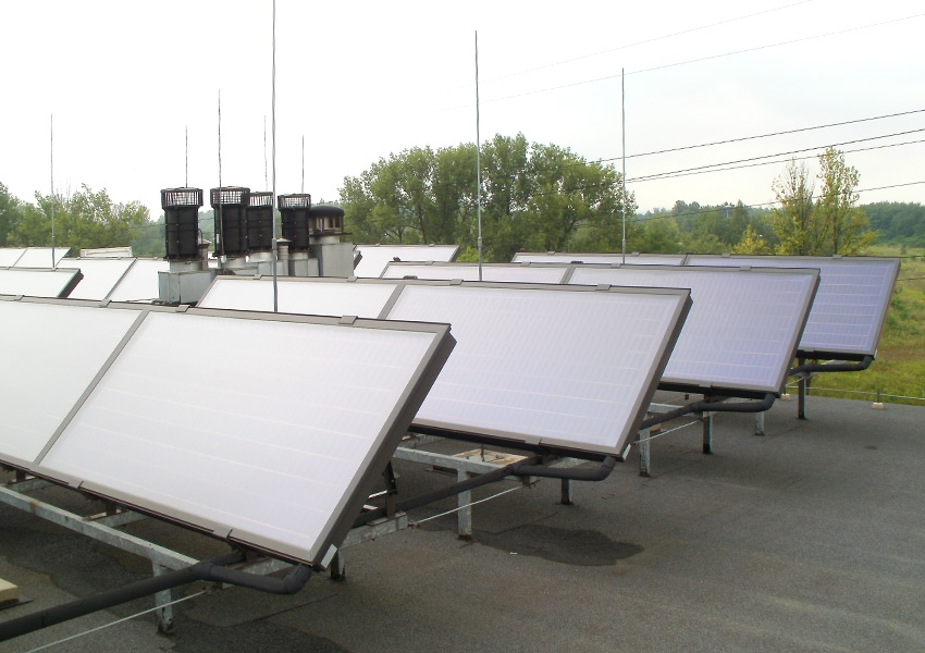 Płaskie kolektory słoneczne w obiekcie przemysłowym