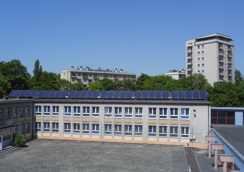 Solary Hewalex na dachu szkolnym